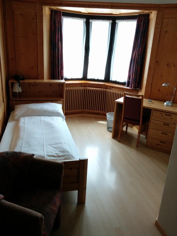 Hotel Terminus Samedan Quarto foto