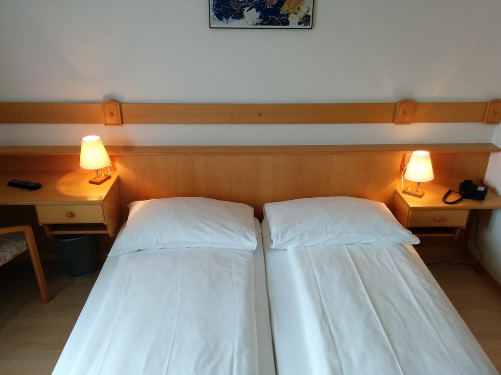Hotel Terminus Samedan Quarto foto