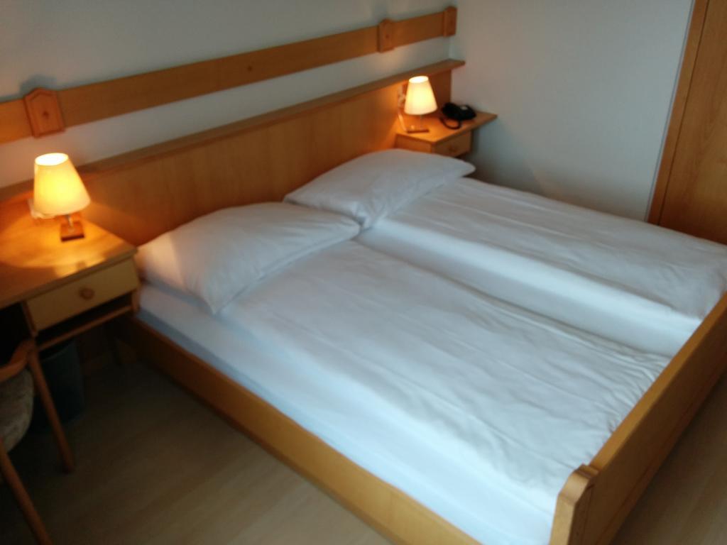 Hotel Terminus Samedan Quarto foto