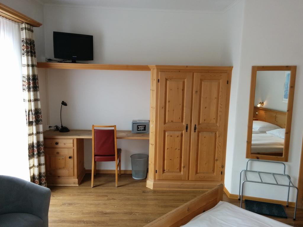 Hotel Terminus Samedan Quarto foto