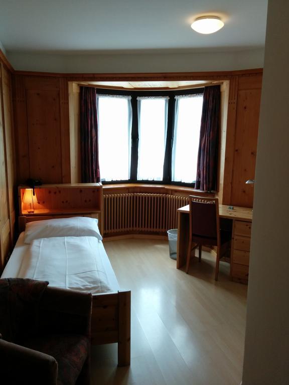 Hotel Terminus Samedan Quarto foto
